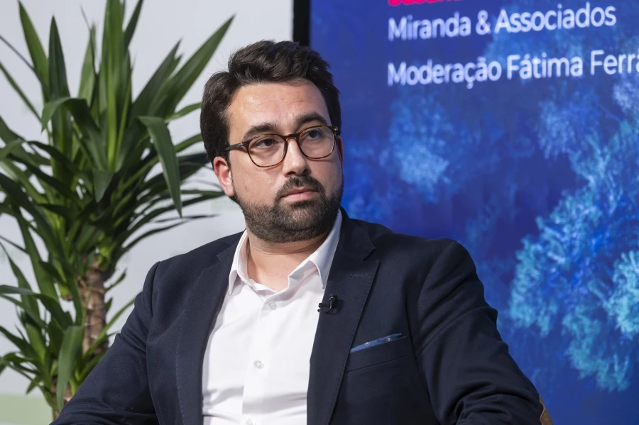 Uma empresa não muda o seu plano de investimento a cada quatro meses